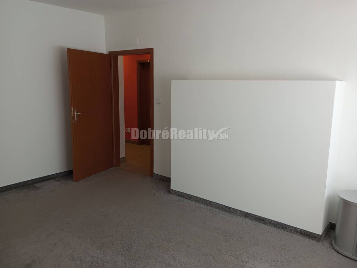 TRI podnikateľské priestory v srdci Šale na prenájom — foto 7