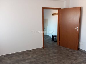 TRI podnikateľské priestory v srdci Šale na prenájom — foto 2