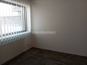 TRI podnikateľské priestory v srdci Šale na prenájom — foto 9
