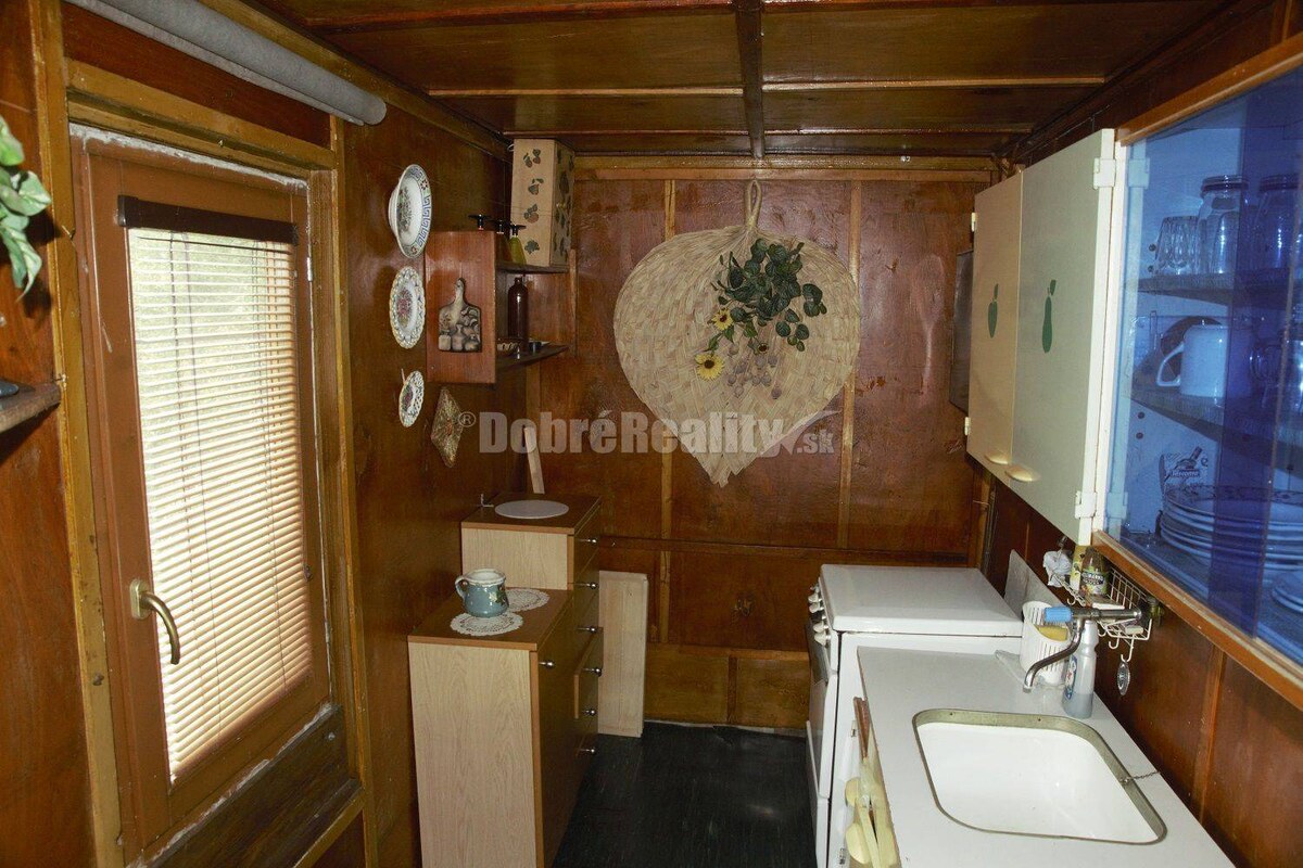 DOBRÉ REALITY - Sympatická rekreačná chatka so záhradou na predaj — foto 8