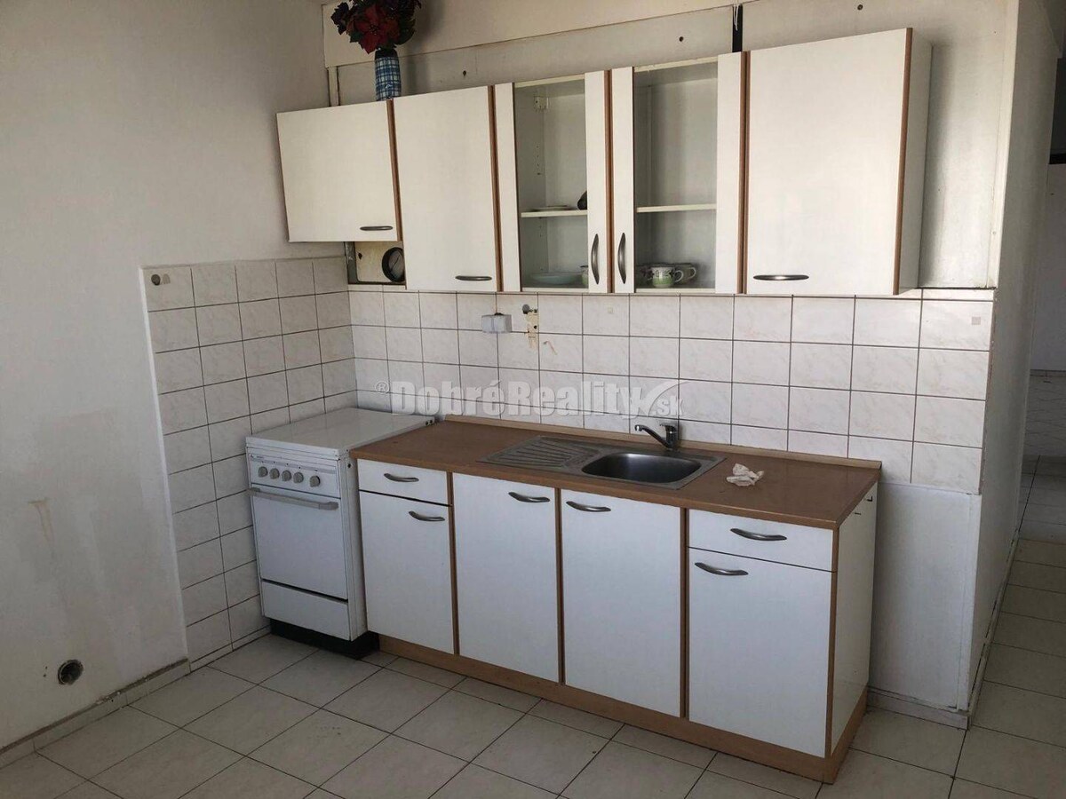Pripravujeme prenájom 3 - izbového bytu v Lučenci na Vajanského ulici. — foto 2