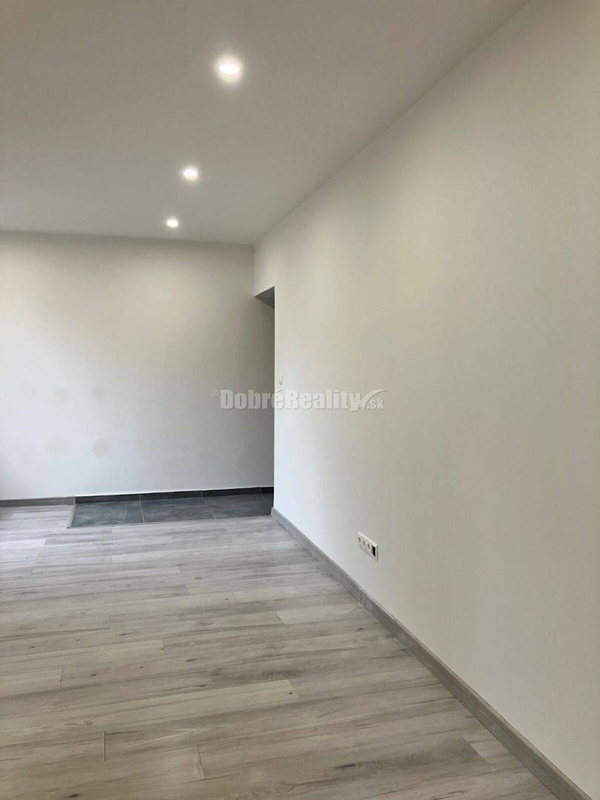 Kompletne zrekonštruovaný 2-izbový byt v Lučenci... — foto 2