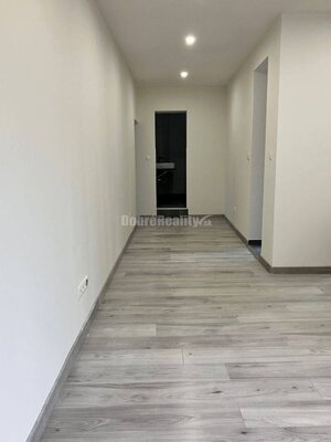 Kompletne zrekonštruovaný 2-izbový byt v Lučenci... — foto 1