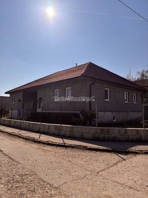 Priestranný rodinný dom v obci Dolné Saliby — foto 10