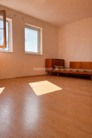 Priestranný rodinný dom v obci Dolné Saliby — foto 2