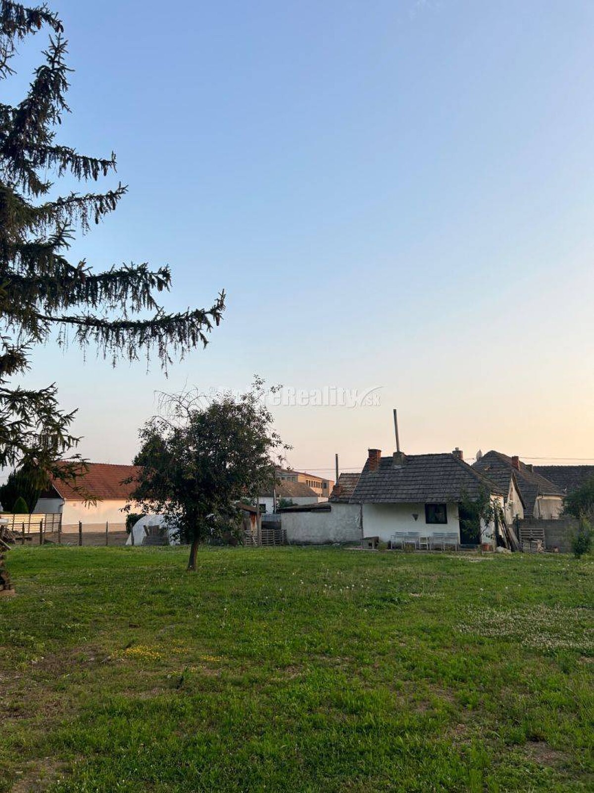 Exkluzívne, pozemok pri Váhu s malou chalúpkou, murovanou pecou a pivn — foto 10
