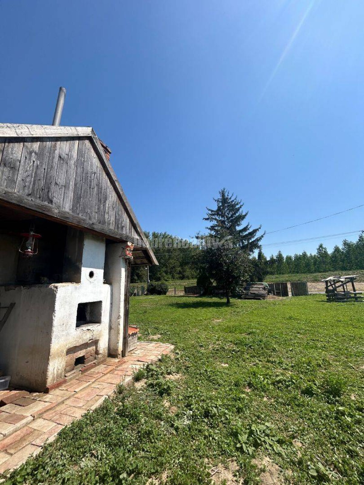 Exkluzívne, pozemok pri Váhu s malou chalúpkou, murovanou pecou a pivn — foto 9