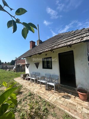 Exkluzívne, pozemok pri Váhu s malou chalúpkou, murovanou pecou a pivn — foto 1