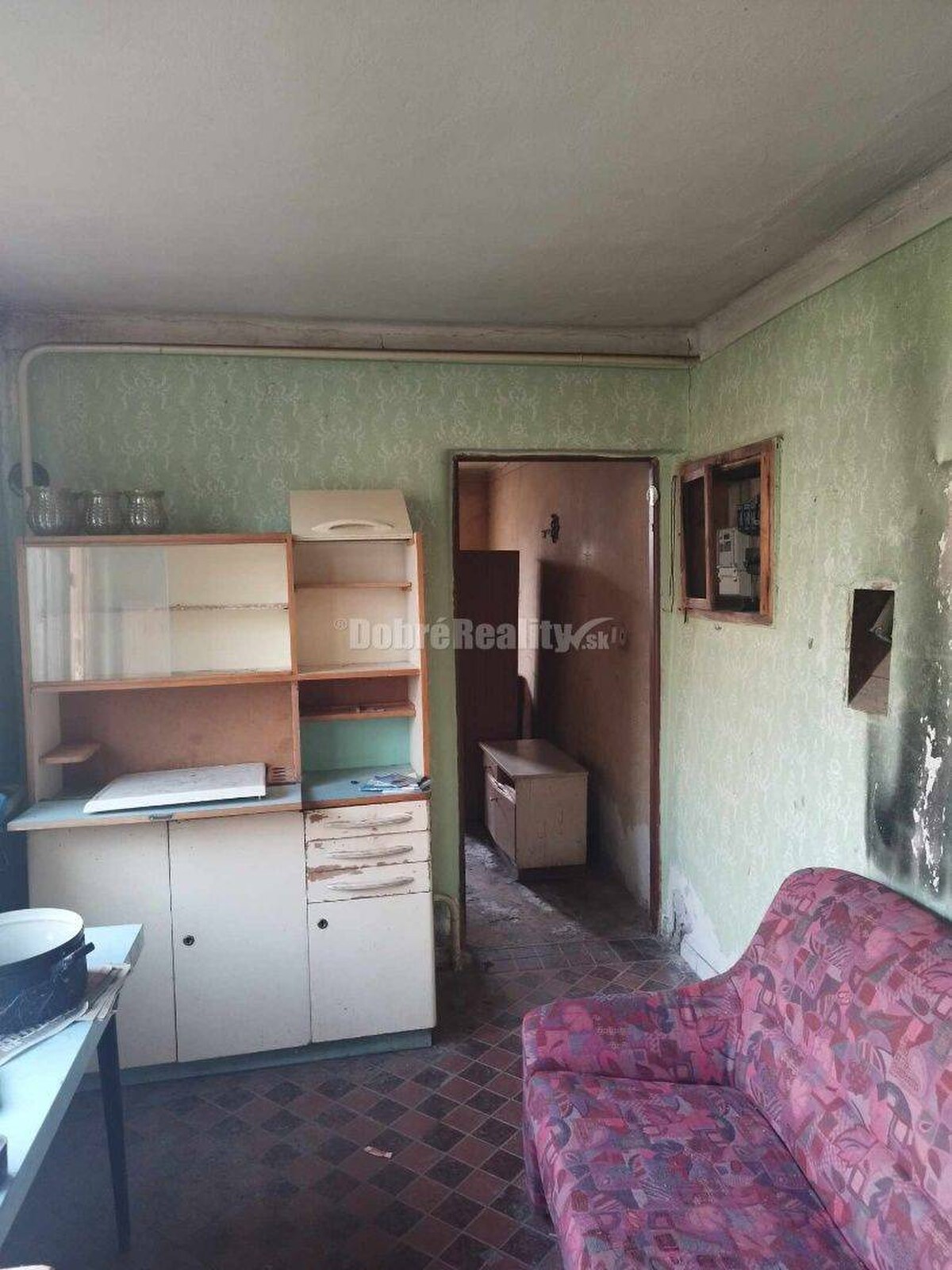 Starší rodinný dom v obci Vlčany , vhodný na kompletnú rekonštrukciu — foto 4