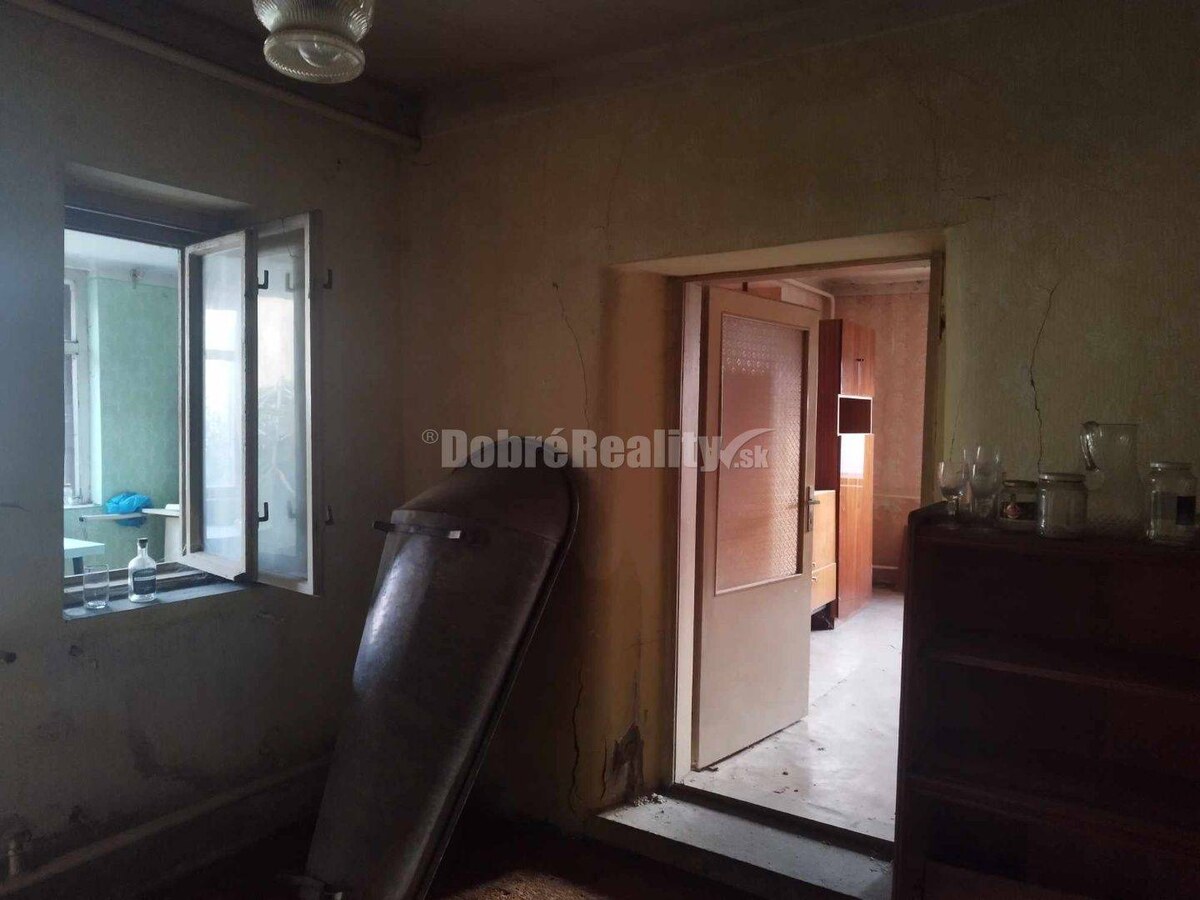 Starší rodinný dom v obci Vlčany , vhodný na kompletnú rekonštrukciu — foto 8