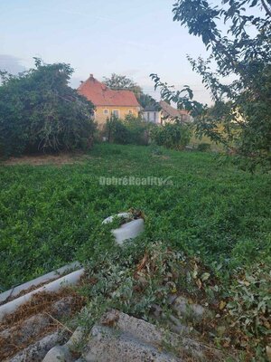 Starší rodinný dom v obci Vlčany , vhodný na kompletnú rekonštrukciu — foto 1
