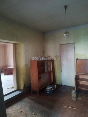Starší rodinný dom v obci Vlčany , vhodný na kompletnú rekonštrukciu — foto 6