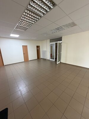 Ponúkame na prenájom priestrannú kanceláriu vPrievidzi — foto 1