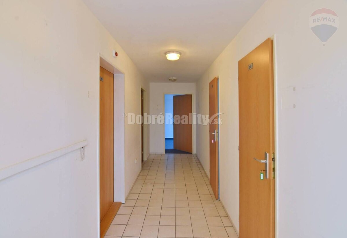 DOBRÉ REALITY - Prevádzkové a obchodné priestory, Námestie Prievidza — foto 11