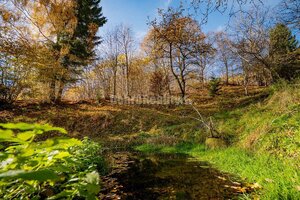 Tajuplná záhrada s jazierkom a banským potôčikom, 1927 m2, Špania Doli — foto 1