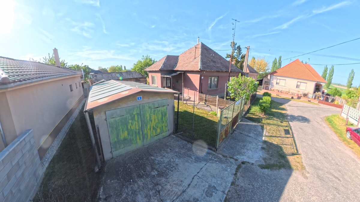 Dobré Reality ponúkajú rodinný dom s hospodárskymi budovami
