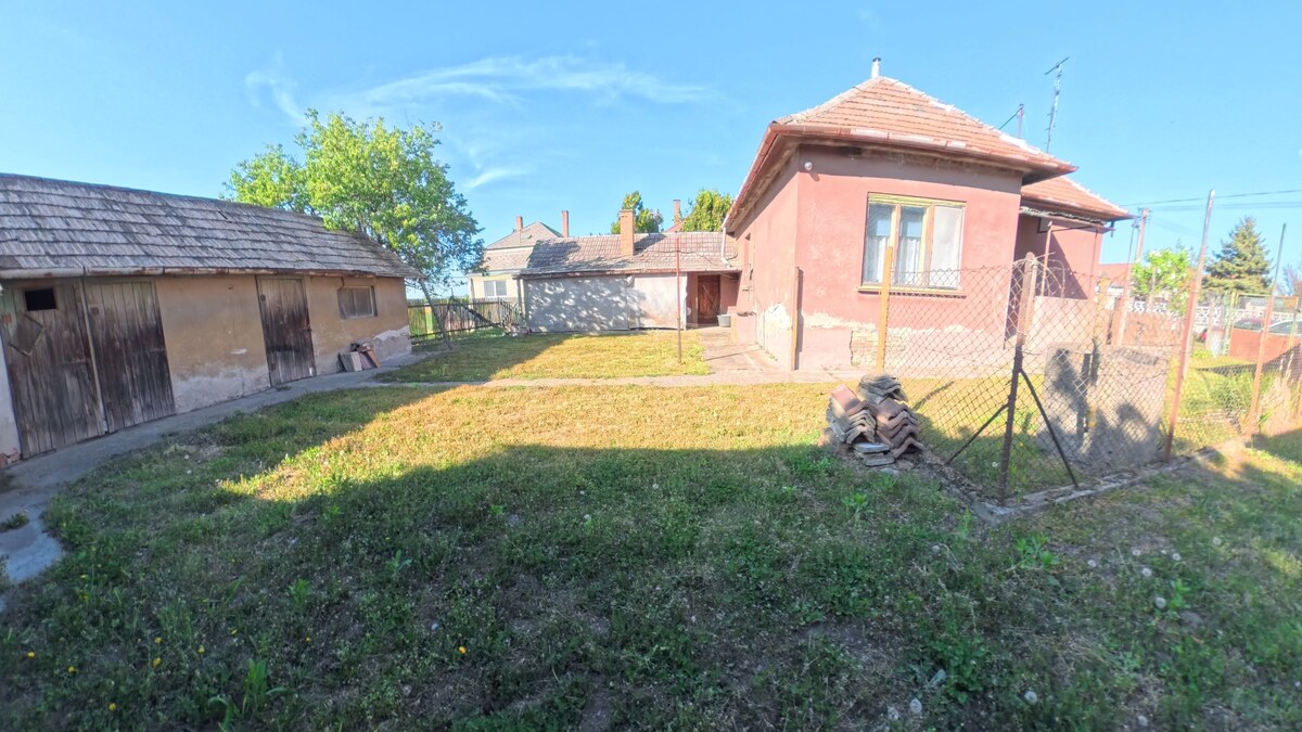 Dobré Reality ponúkajú rodinný dom s hospodárskymi budovami — foto 14