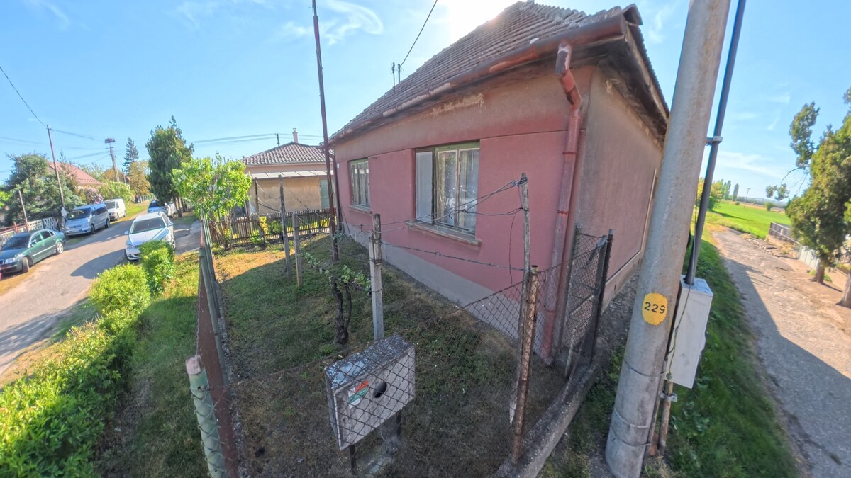 Dobré Reality ponúkajú rodinný dom s hospodárskymi budovami — foto 2