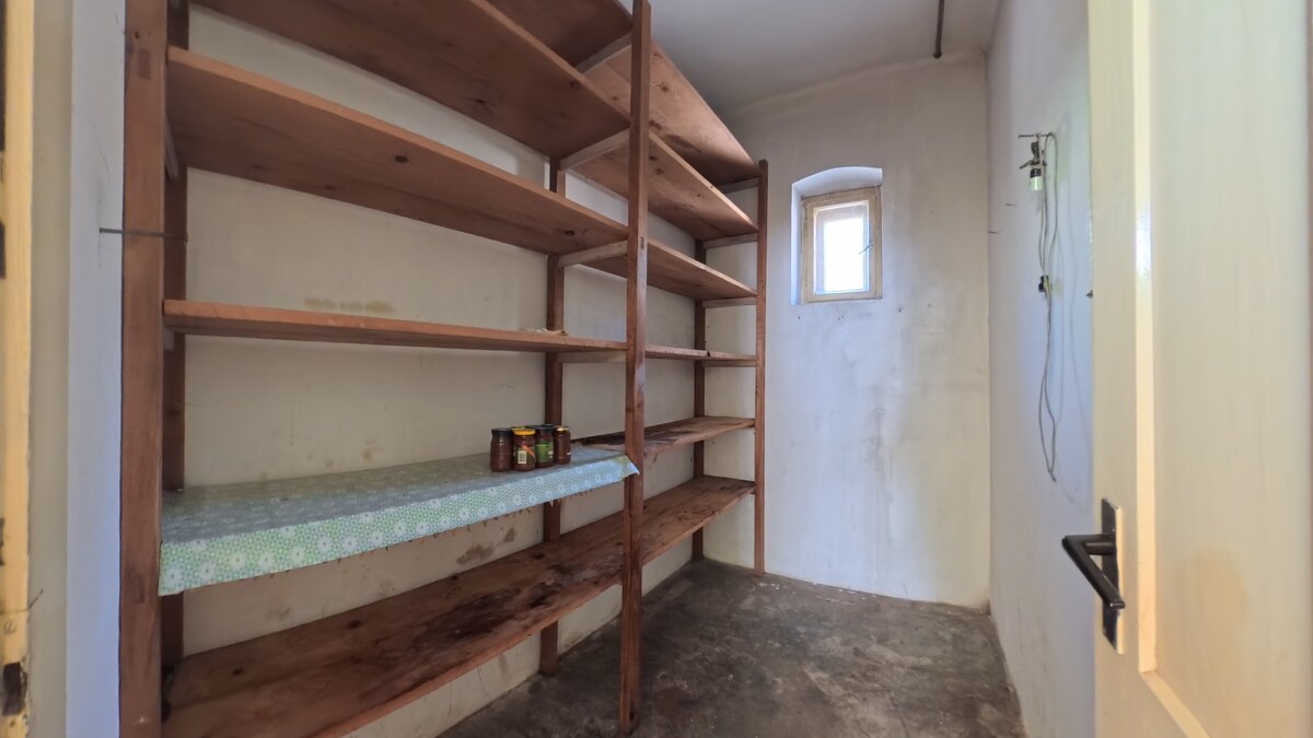 Dobré Reality ponúkajú rodinný dom s hospodárskymi budovami — foto 7