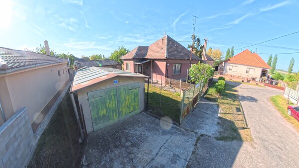 Dobré Reality ponúkajú rodinný dom s hospodárskymi budovami