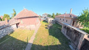 Dobré Reality ponúkajú rodinný dom s hospodárskymi budovami — foto 4