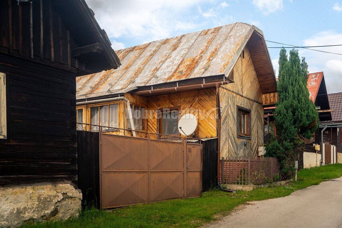 PREDAJ: Drevenica pri Ždiarskom potoku s príjemnou verandou, 135 m2, P