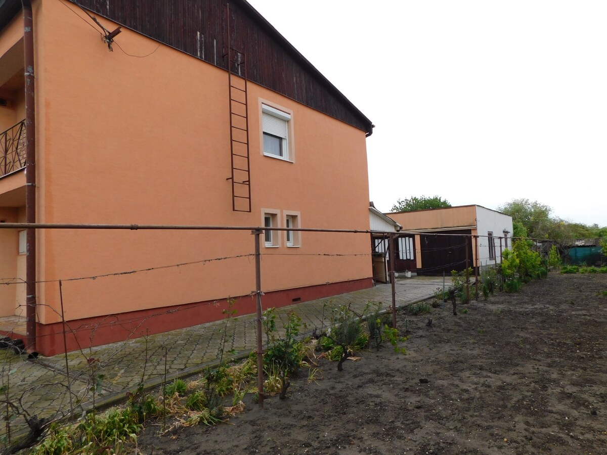 Priestranný a zateplený 5-izbový rodinný dom vo Dvoroch nad Žitavou. — foto 12