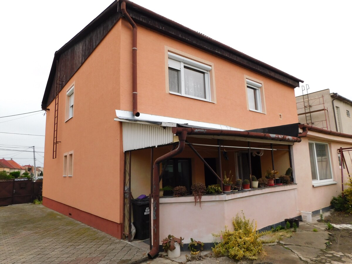 Priestranný a zateplený 5-izbový rodinný dom vo Dvoroch nad Žitavou. — foto 13