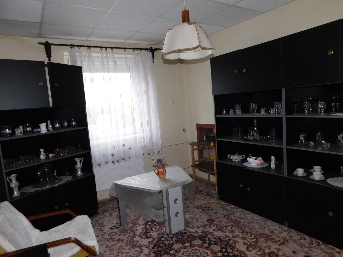 Priestranný a zateplený 5-izbový rodinný dom vo Dvoroch nad Žitavou. — foto 3