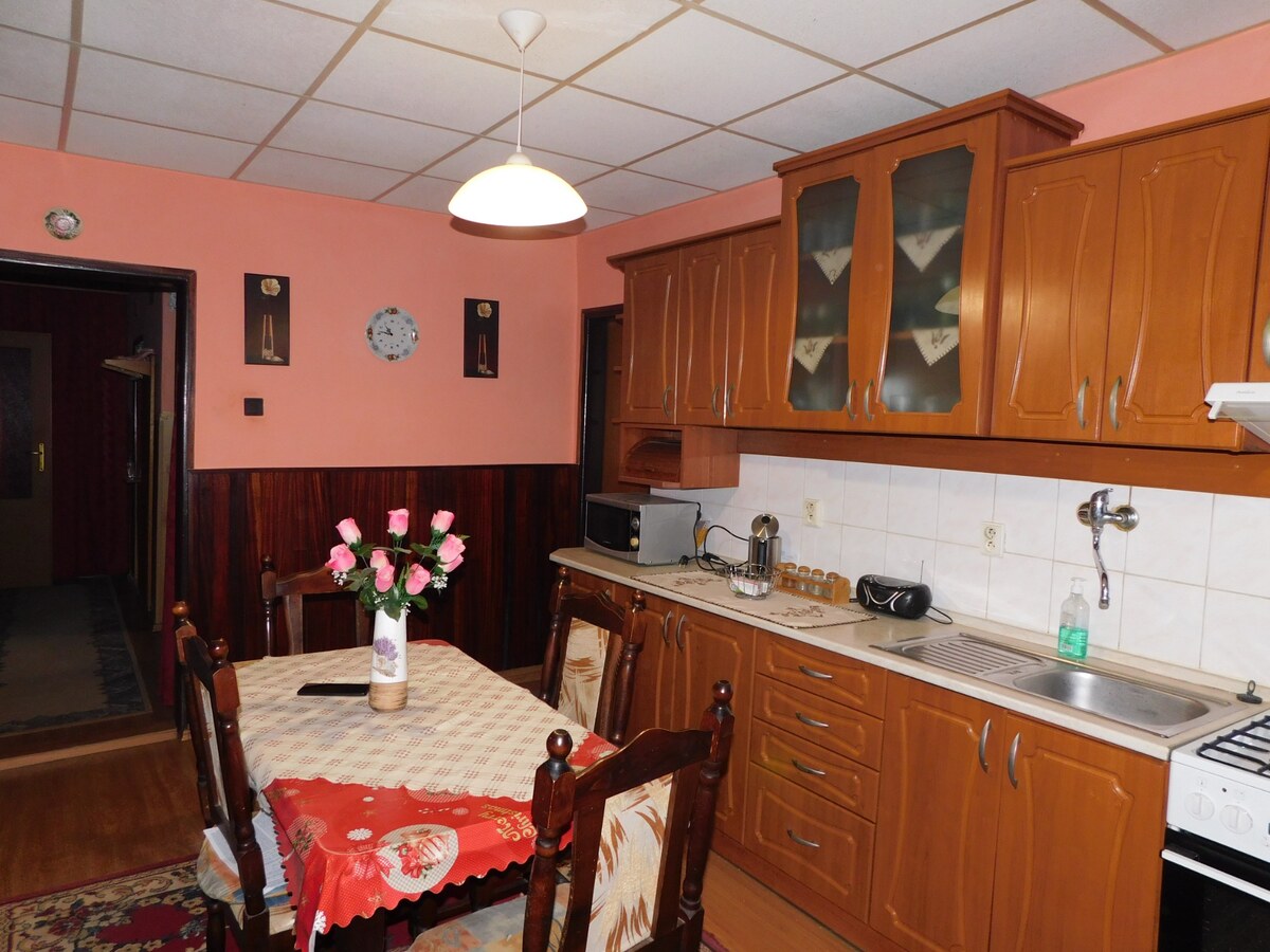 Priestranný a zateplený 5-izbový rodinný dom vo Dvoroch nad Žitavou. — foto 7