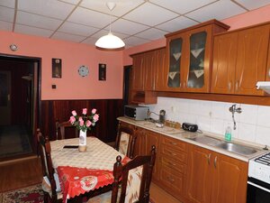 Priestranný a zateplený 5-izbový rodinný dom vo Dvoroch nad Žitavou. — foto 7