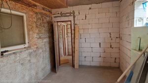 Rodinný dom s veľkorysou prístavbou v obci Parchovany — foto 9