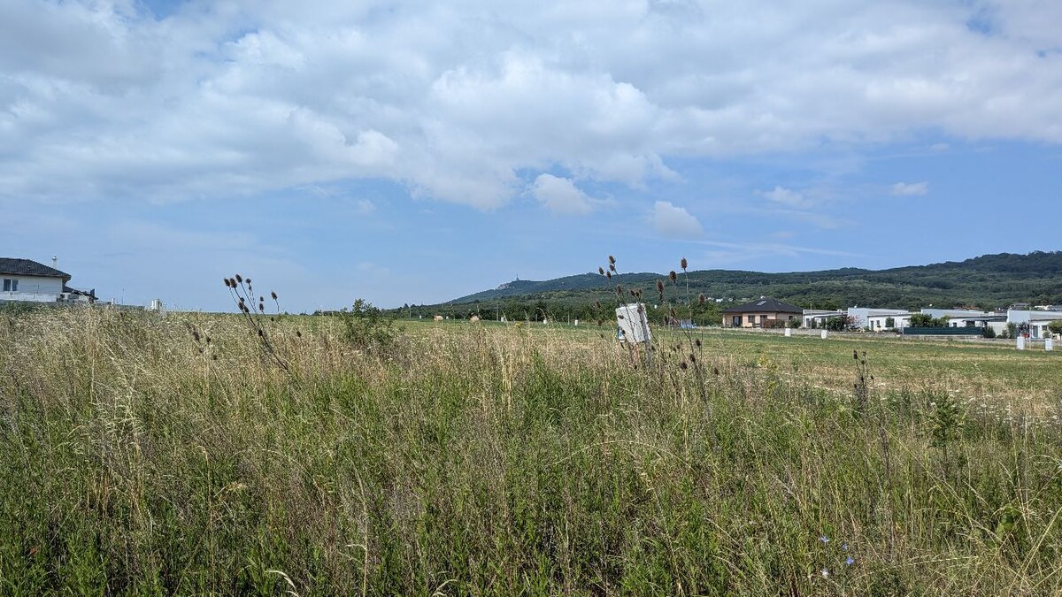 Stavebný pozemok 663 m2 v obci Štitáre s pekným výhľadom na Žibricu — foto 2