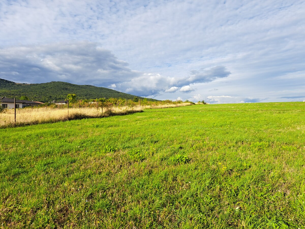 Stavebný pozemok 673 m2 v Štitároch s výhľadom na Zobor i Žibricu — foto 3