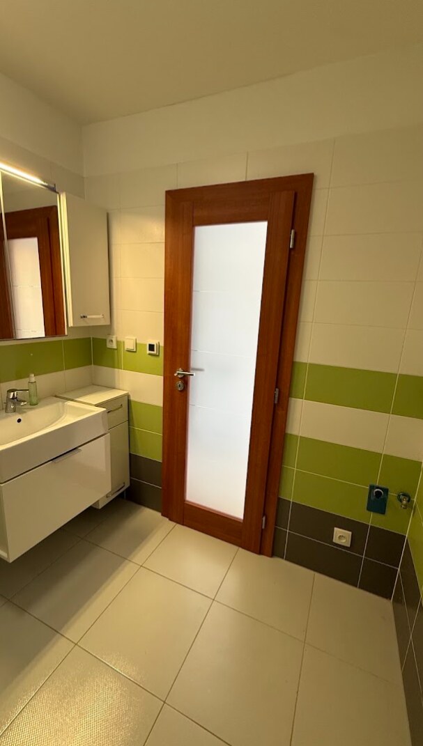 2- izbový byt na  Roľníckej ulici — foto 2