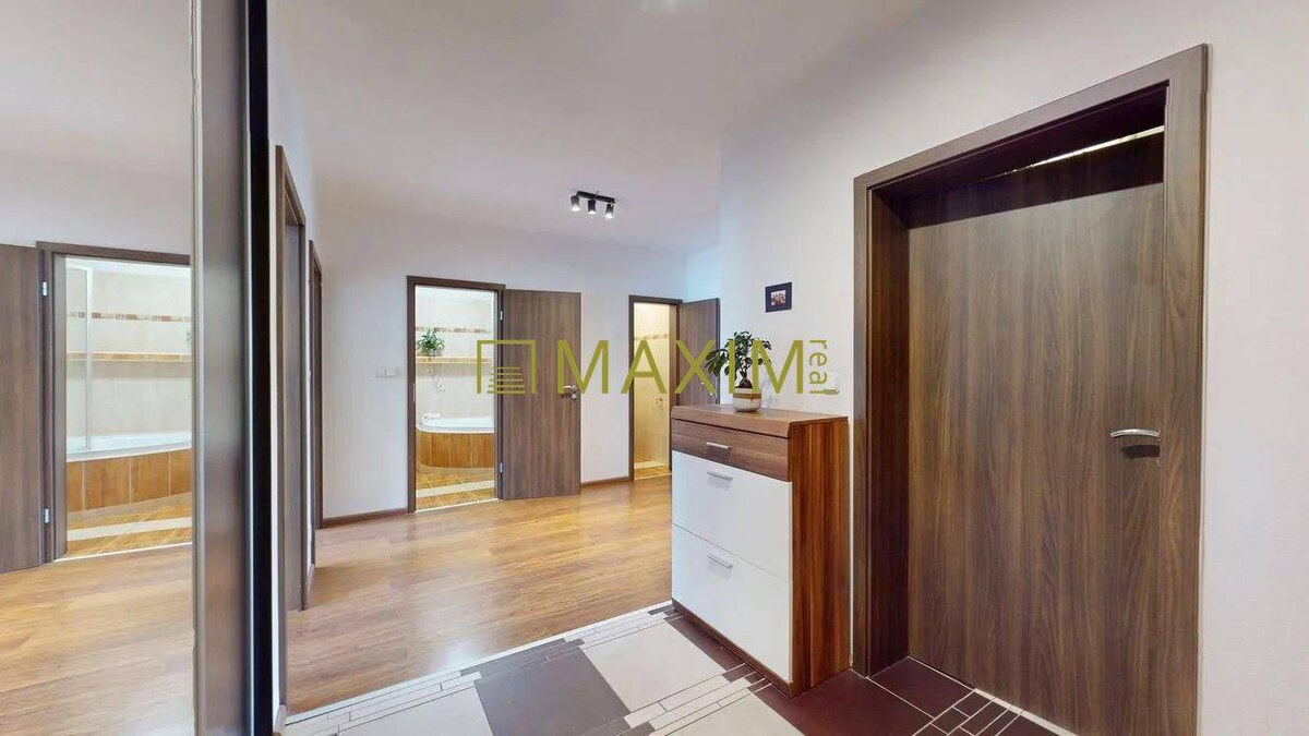 Veľký, slnečný a priestranný 3-izbový byt — foto 11