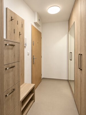 Kvalitne zariadený 2-izbový byt s loggiou, pivnič. kobkou, parkovaním — foto 9