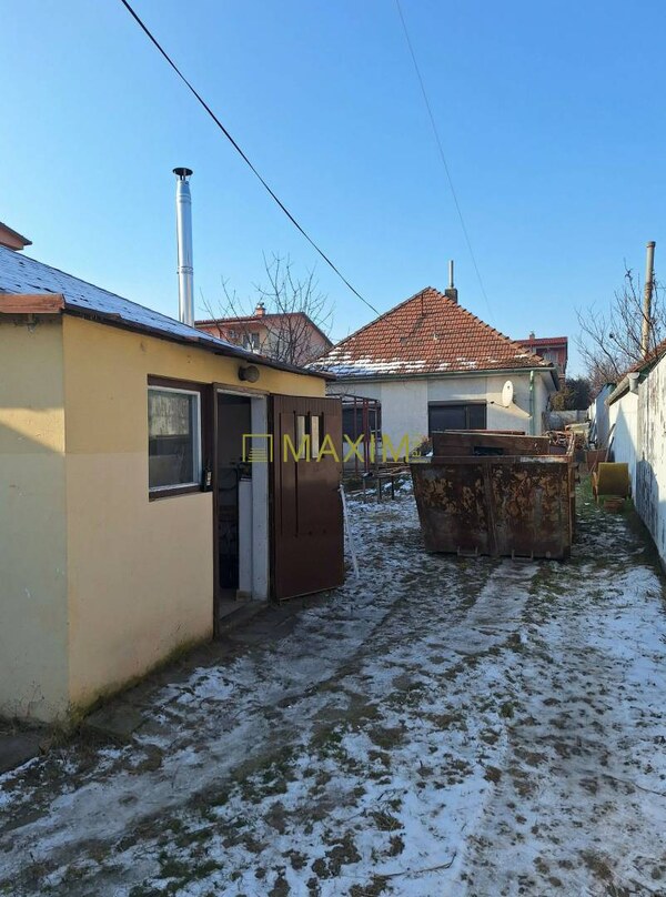 Ponúkame na predaj stavebný pozemok  na ulici Hlbinná