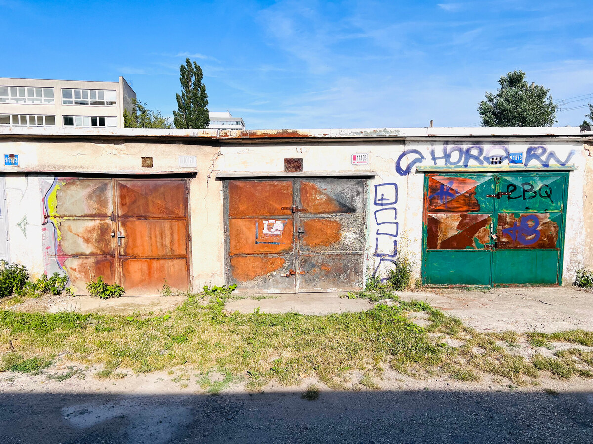 GRAVITAS | Ponúkame na predaj Garáž na Skalickej ul. Nové Mesto — foto 2