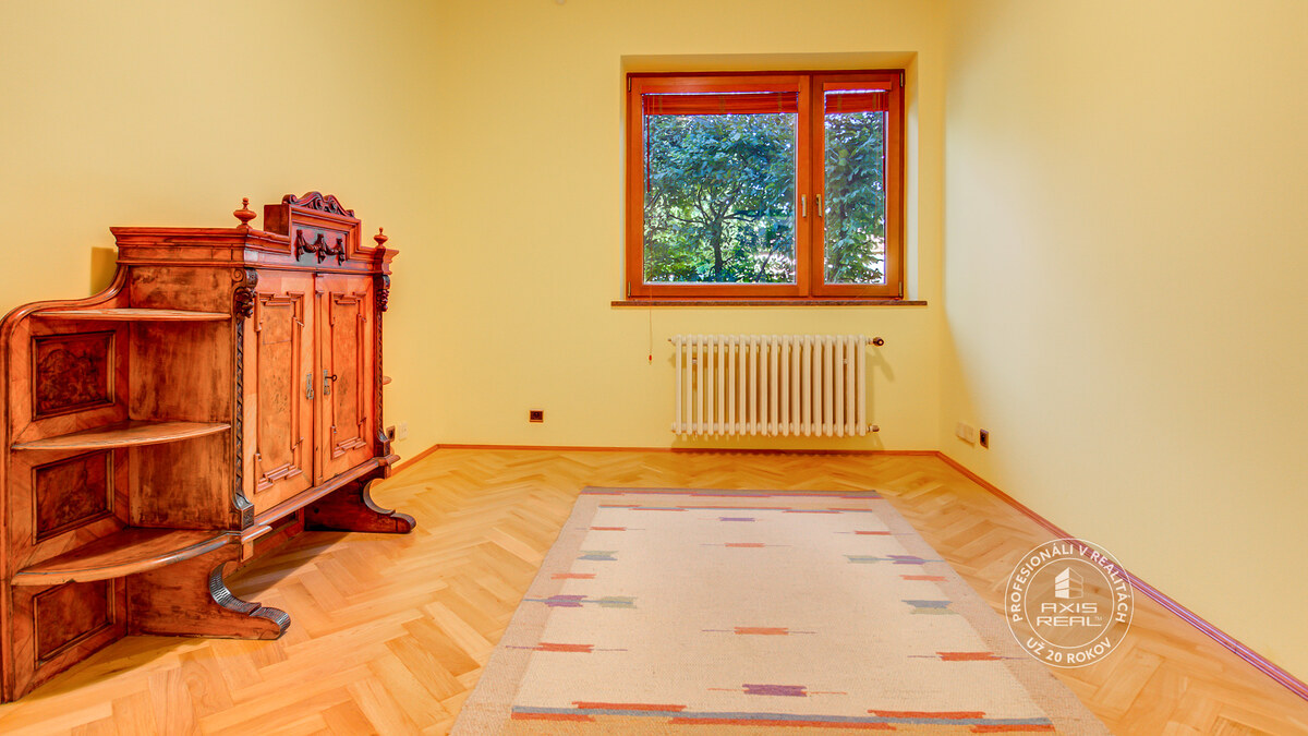 AXIS REAL | 2-podlažný rodinný dom, veľká záhrada, garáž - obec Kaplna — foto 13
