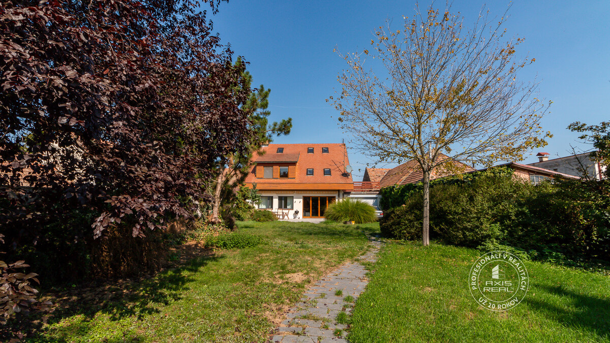 AXIS REAL | 2-podlažný rodinný dom, veľká záhrada, garáž - obec Kaplna — foto 24