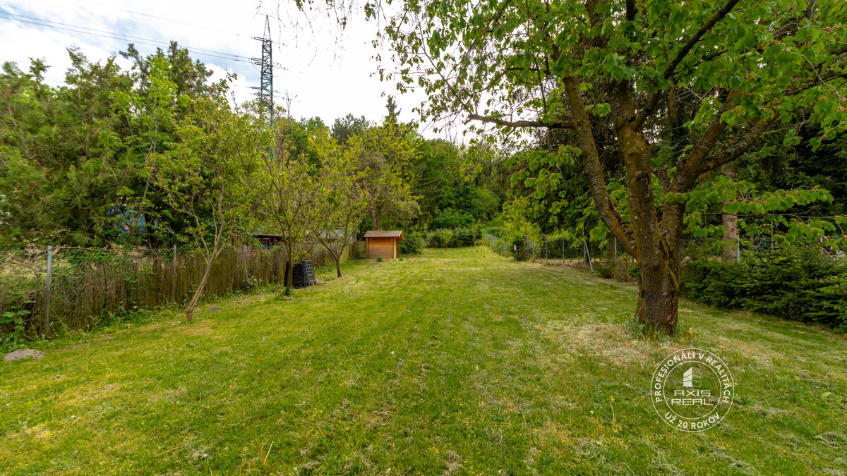 AXIS REAL | Slnečná záhrada 901 m² s chatkou, Dúbravka – Polianky — foto 3