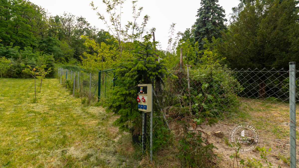 AXIS REAL | Slnečná záhrada 901 m² s chatkou, Dúbravka – Polianky — foto 9