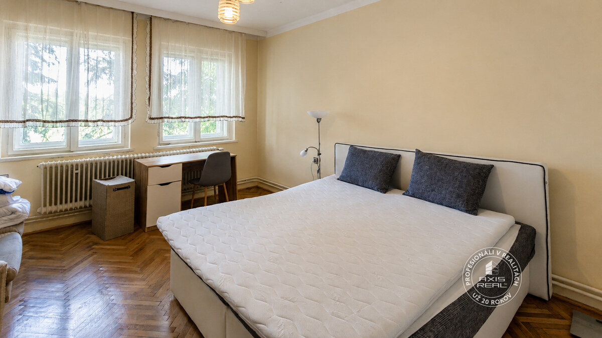 AXIS REAL | Výnimočný veľký 3i byt v pôvodnom stave na Kolibe s garážu — foto 16