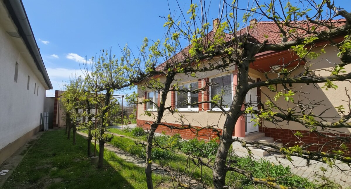 4i podpivničený  RD s garážou a studňou Križovany