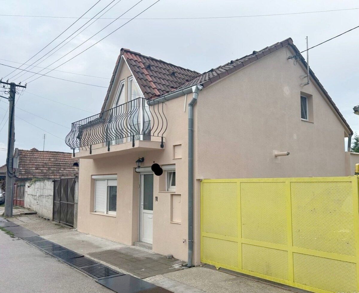 Útulný domček s malou záhradkou a terasou priamo v Senci — foto 10