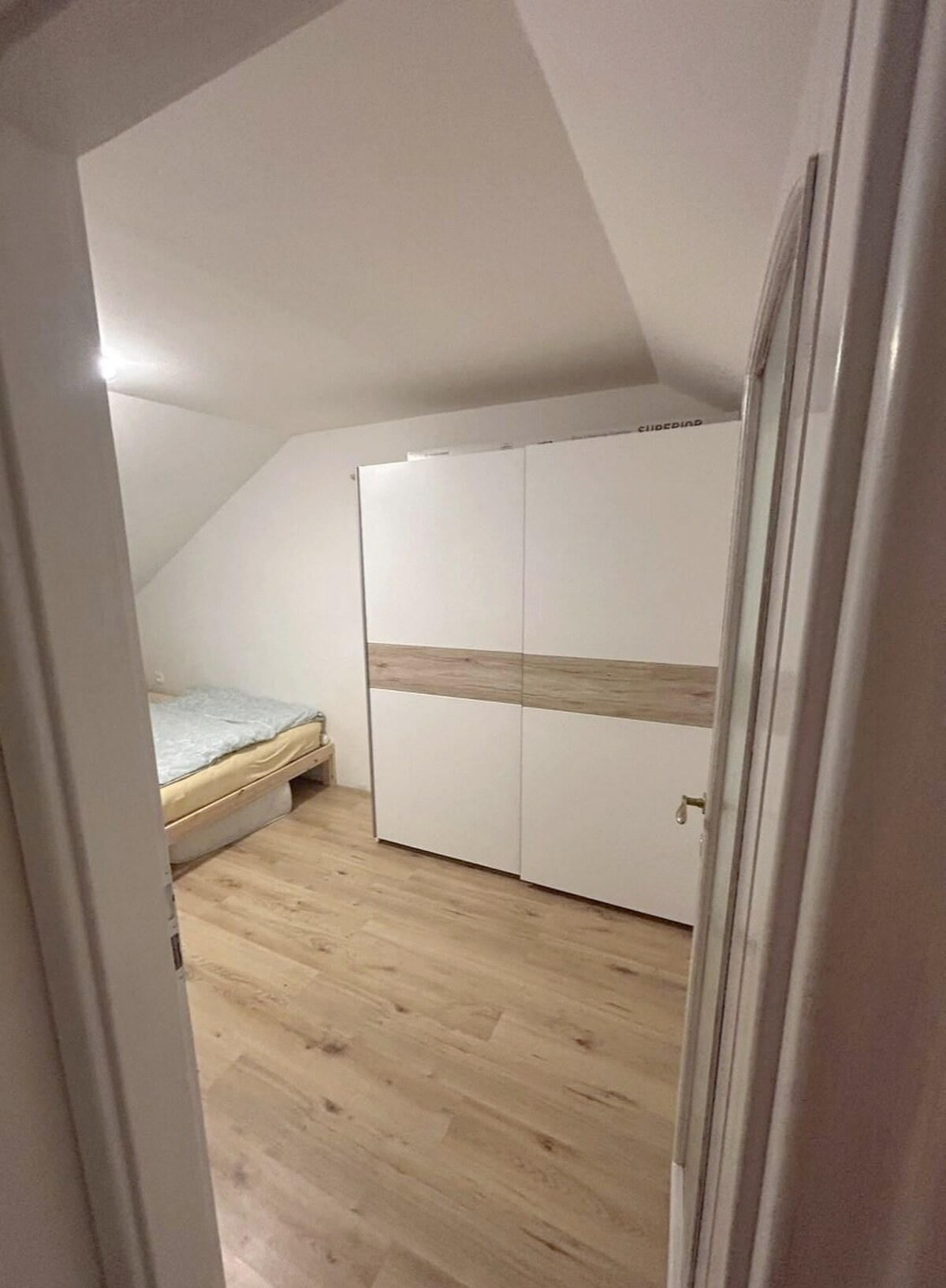 Útulný domček s malou záhradkou a terasou priamo v Senci — foto 8