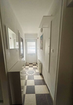 Útulný domček s malou záhradkou a terasou priamo v Senci — foto 2