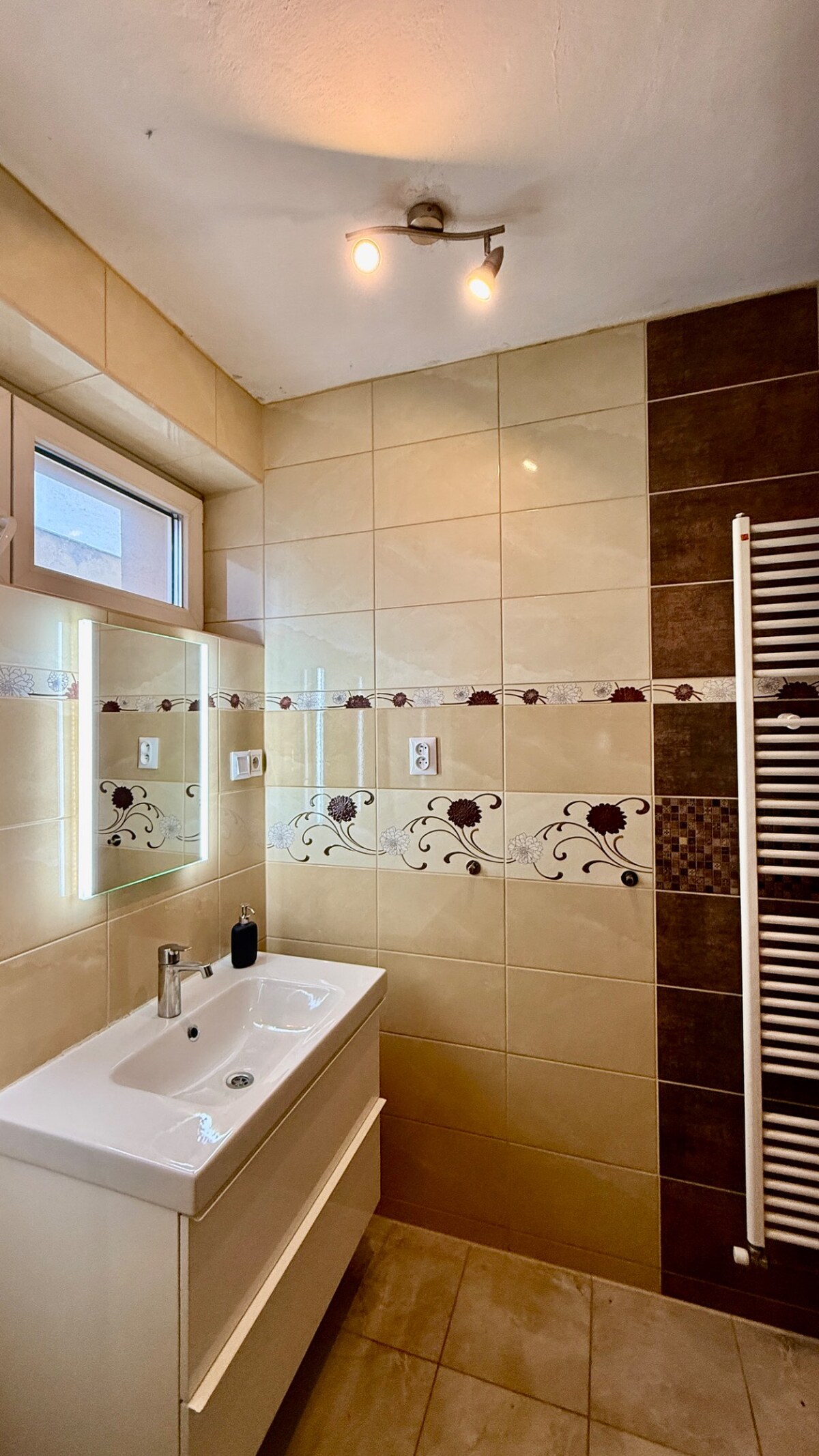 REZERVOVANÉ veľký 5+ izbový rodinný dom, garáž, 11á pozemok, Šelpice — foto 12