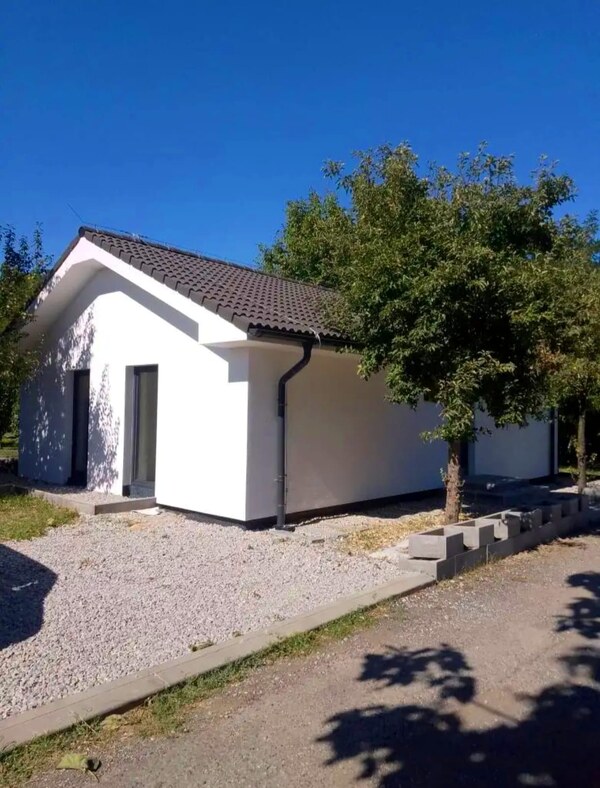 Novostavba- 3i dom s dvorom s nízkou údržbou